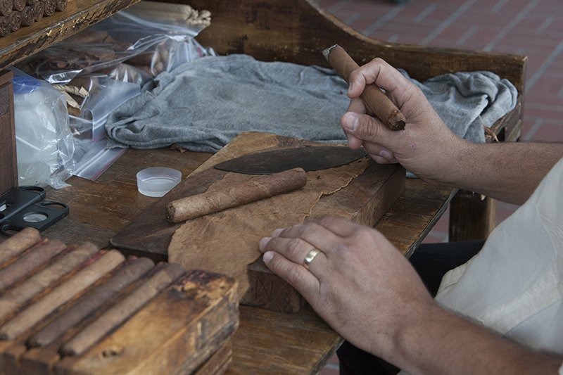cigar roller at wedding 